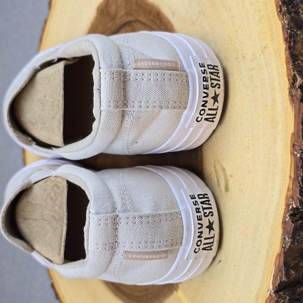 Converse women's size 9 beige. - Picture 4 of 8